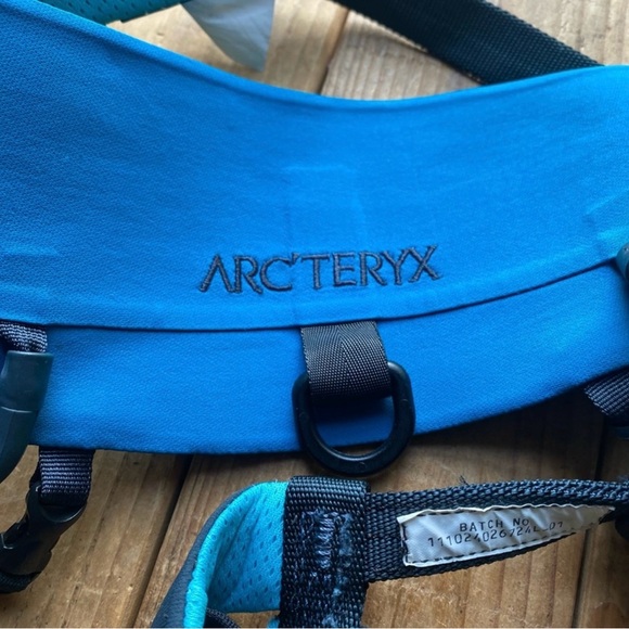 ON HOLD forClimbing Lot Arc’teryx Harnesses Petzl Belay Carbiners La Sportiva - Picture 4 of 11